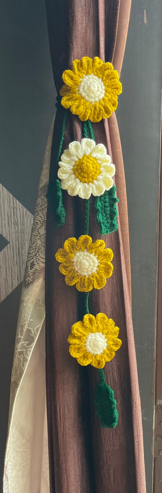 THE GOLDEN DAISY